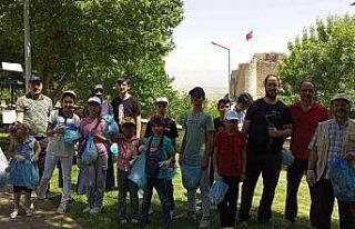 Elazığ’da çocuklar ve gönüllüler Harput’u...