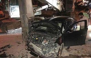 Elazığ’da ekskavatöre çarpan otomobil hurdaya...