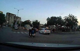 Elazığ’da patenli kızın tehlikeli yolculuğu