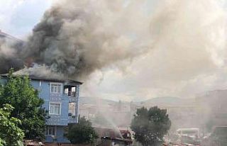 Elektrik tesisatından çıkan yangın binayı sardı,...