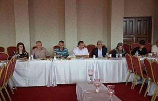 Emet’te sanatçılar onuruna yemek verildi