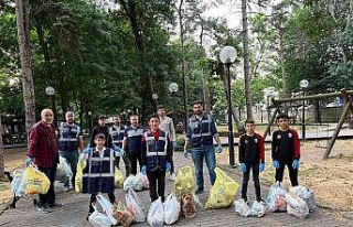 Ensar Vakfı kent parkını çöpten temizledi