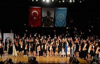 Enstitülerde mezuniyet coşkusu