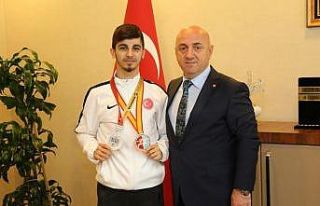 Eray Şamdan Cezayir’de madalya kazandı