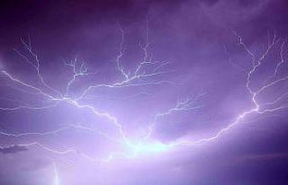 Erzincan’da şimşekler geceyi aydınlattı