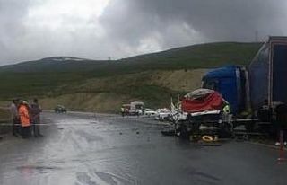 Erzurum’da kamyonet tırla çarpıştı: 2 ölü