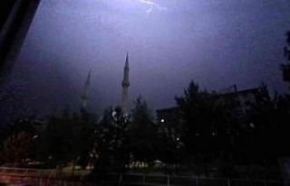 Erzurum’da şimşekler geceyi aydınlattı