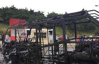 Esenler’de alev alev yanan minibüs hurdaya döndü