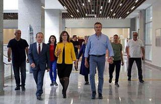 Eski Devlet Bakanı Tüzmen, ehram atölyesini ziyaret...