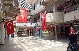 Eskişehir esnafı şehidini bayraklarla andı