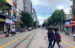 Eskişehirliler yaz ayında şemsiyeleri çıkardı