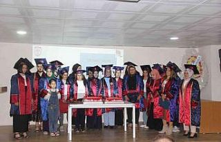 Ev hanımları mezuniyetlerini kep atarak kutladı