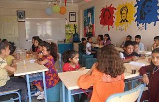 Eyyübiyeli çocuklara karne hediyesi