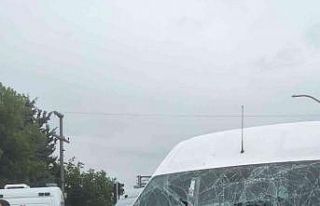 Fabrika işçilerini taşıyan minibüsler çarpıştı:...