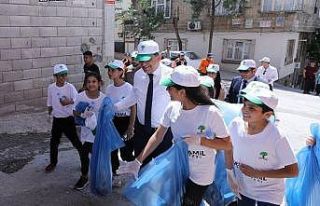 Fadıloğlu, öğrencilerle sokak temizledi