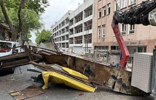 Fatih’te eski İBB ek hizmet binasının yıkımında...