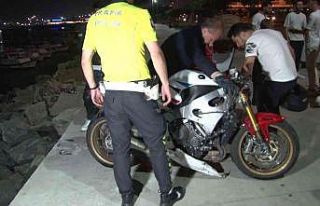 Fatih’te motosiklet kayalıklara uçtu: 1 yaralı