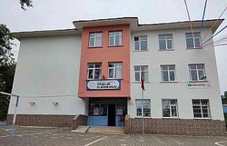 Fedakar öğretmenler okulu boyuyor