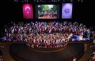 Fen Edebiyat Fakültesi’nde mezuniyet coşkusu