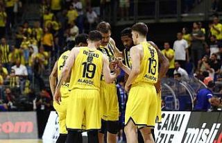 Fenerbahçe, A. Efes’i farklı mağlup etti