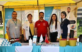 Festivale katılanların kan şekerini ölçtüler