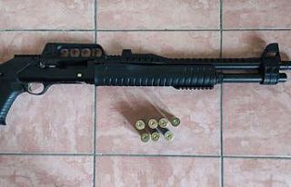 Firari şahıs elinde silahla sokakta gezince yakalandı