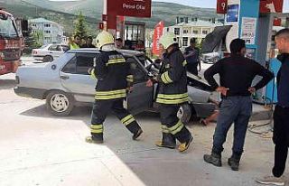 Freni patlayan otomobil akaryakıt istasyonuna girdi:...