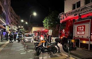 Gece saatlerinde iş yerinde çıkan yangın panik...