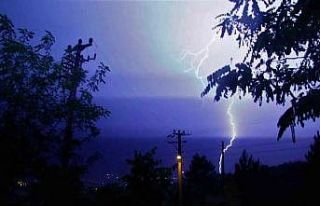 Gecenin karanlığını şimşekler aydınlattı