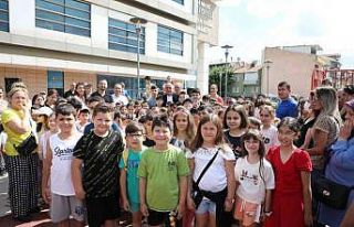 Gemlikli çocuklar yüzme öğreniyor