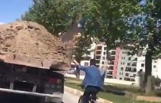 Genç bisikletlinin tehlikeli yolculuğu