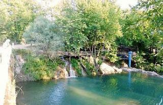 Göktepe sakinleri doğal havuzda serinliyor