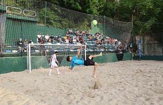 Gölcük’te kum futbol heyecanı başladı