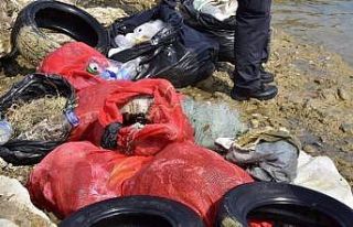 Gölden araba lastiği, plastik ve cam çıktı
