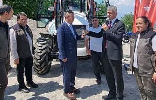 Gölyakalı çiftçilere iş makinası hibe edildi
