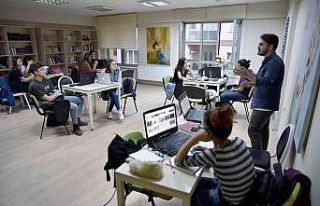 Gönüllü eğitmenler gençlere bilgi ve birikimlerini...