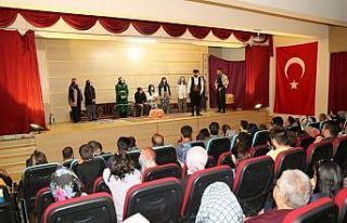 Gönüllü öğretmenler tiyatro ile sahnede ders...