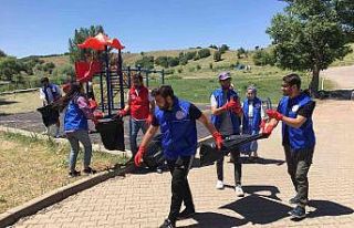 Gönüllüler çevre temizliği yaptı