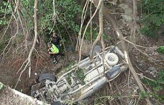 Gümüşhane’de işçileri taşıyan kamyonet köprüden...