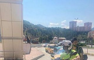 Gümüşhane’de YKS’ye geç kalanlara polisler...