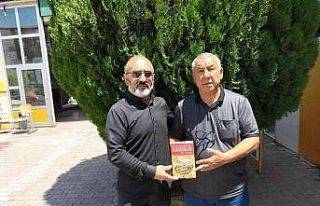 Gürbüz Alkazak, kitabını Serdar Ünsal’a hediye...