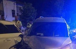 Hafif ticari araç ile  otomobil çarpıştı