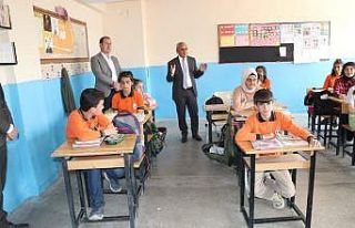 Hakkari milli eğitim yöneticileri sahada