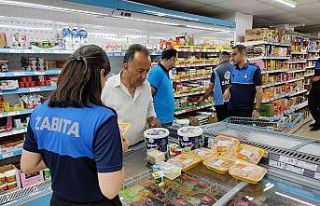 Hakkari zabıtası tarihi geçmiş ürünleri imha...