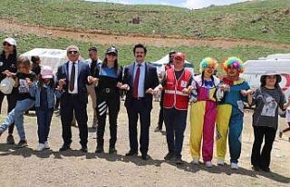 Hakkari’de 2800 rakımda halaylı karne şenliği