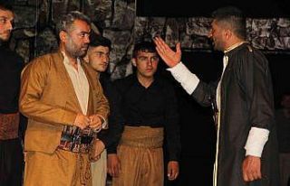 Hakkari’de “Cembeli ve Binevş” oyunu sahnelendi