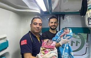 Hastane yolunda ambulansta ikiz bebek dünyaya getirdi