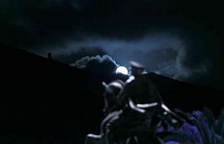 Hatay’da Atatürk büstü ile dolunay manzarası