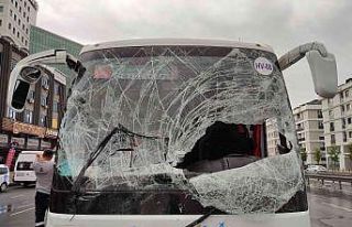 Havalimanına yolcu taşıyan otobüs kaza yapan minibüslere...