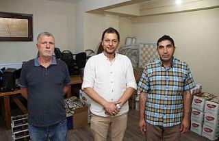Hayırsever muhtar her ay yaklaşık 100 aileye yardımda...